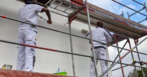عمال بناء في الموقع